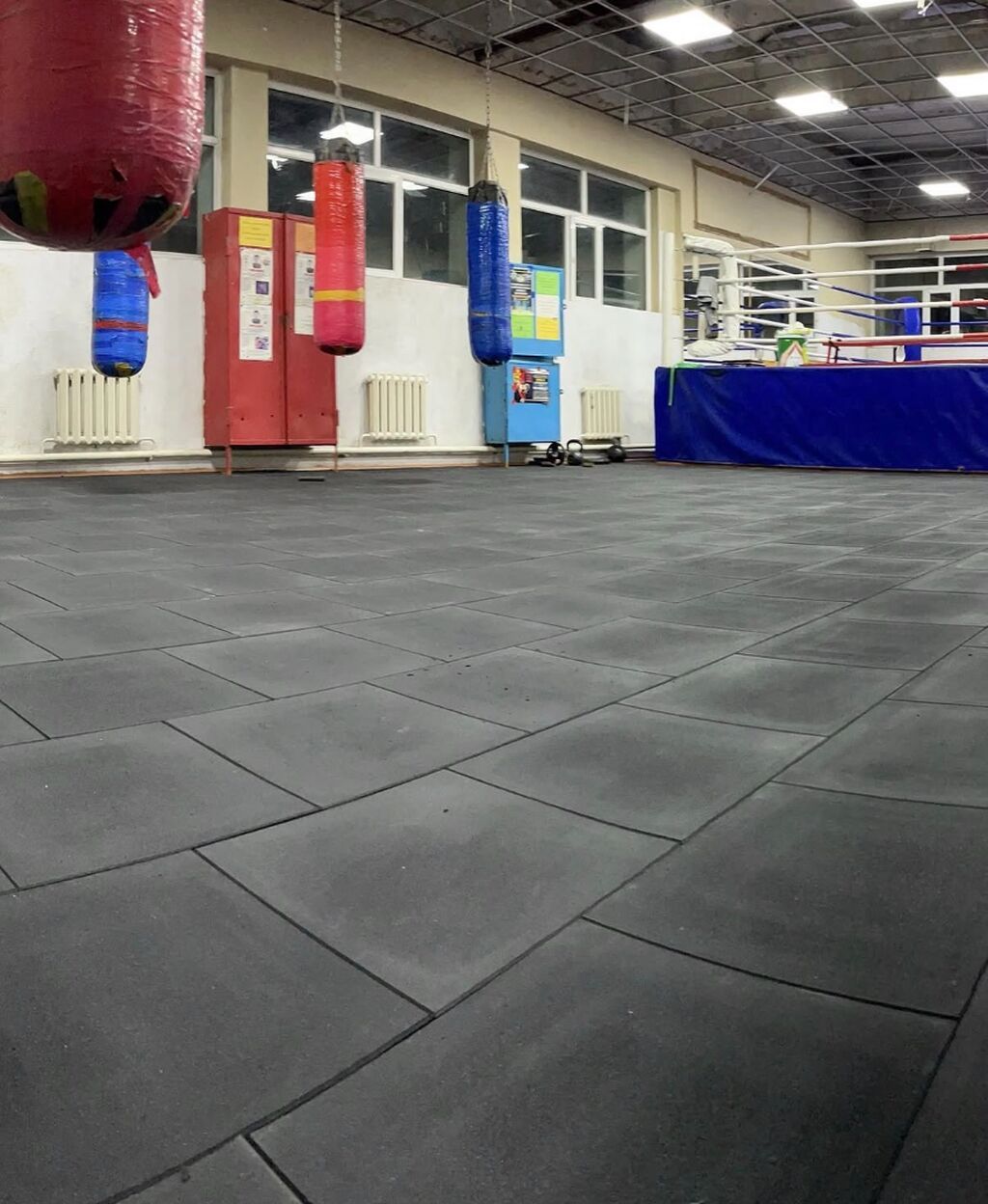 Резиновая плитка для спортивных залов и фитнес‑пространств -