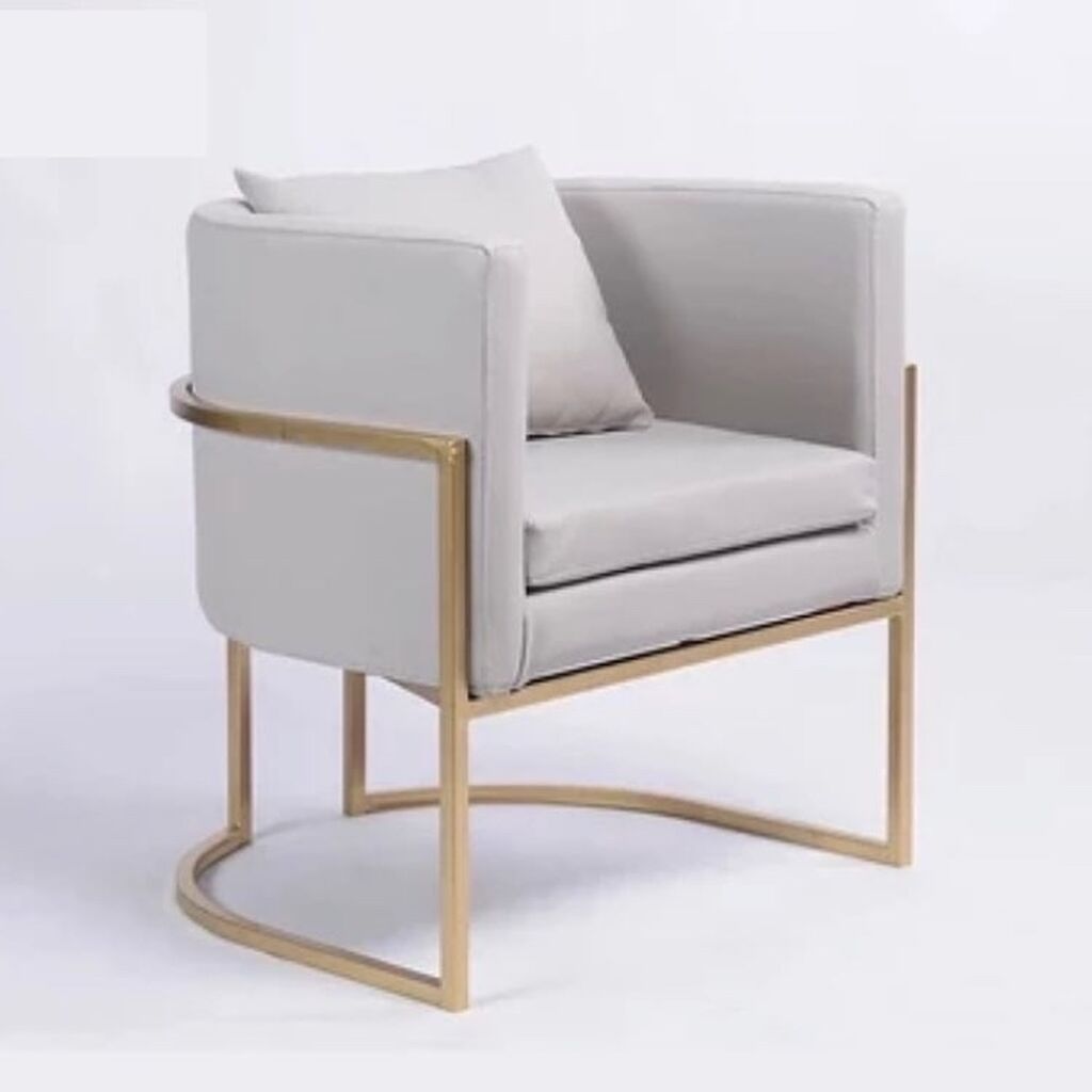 Кресло с золотыми ножками