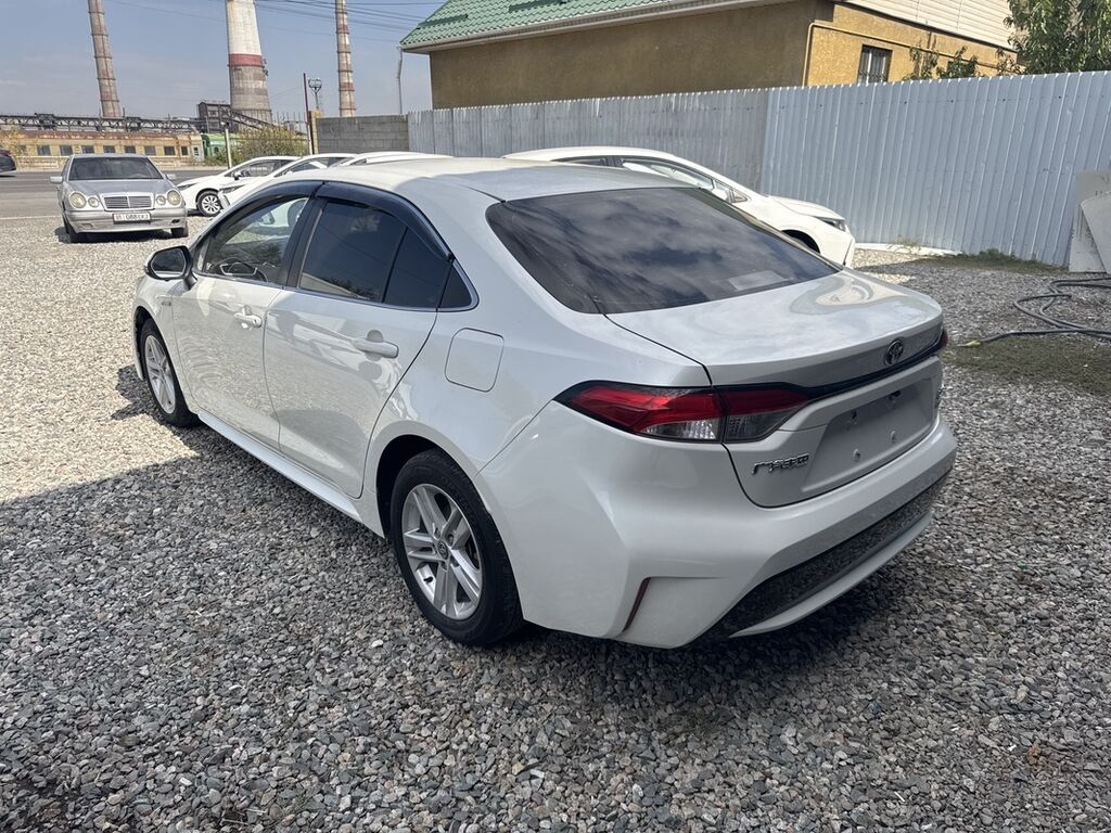 Toyota Corolla: 2019 г., 1.8 л, Вариатор, Гибрид, Седан: фото 2