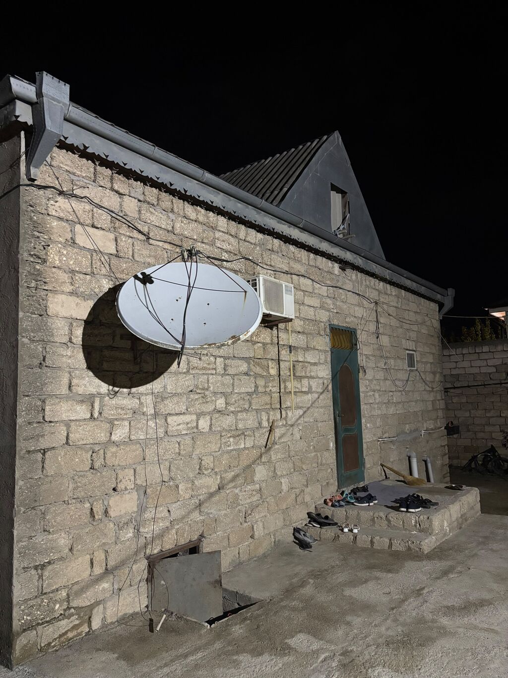 Satılır: Həyət evi - Tikinti: daş divarlar, metal dam örtüyü, mansard