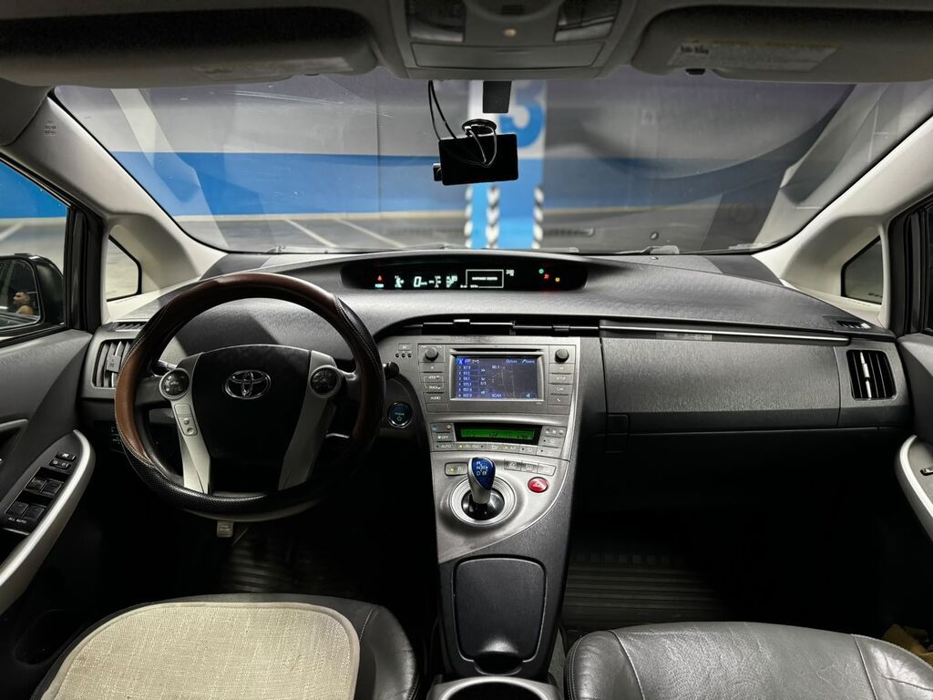 Toyota Prius: 2013 г., 1.8 л, Вариатор, Гибрид, Хэтчбэк: фото 6