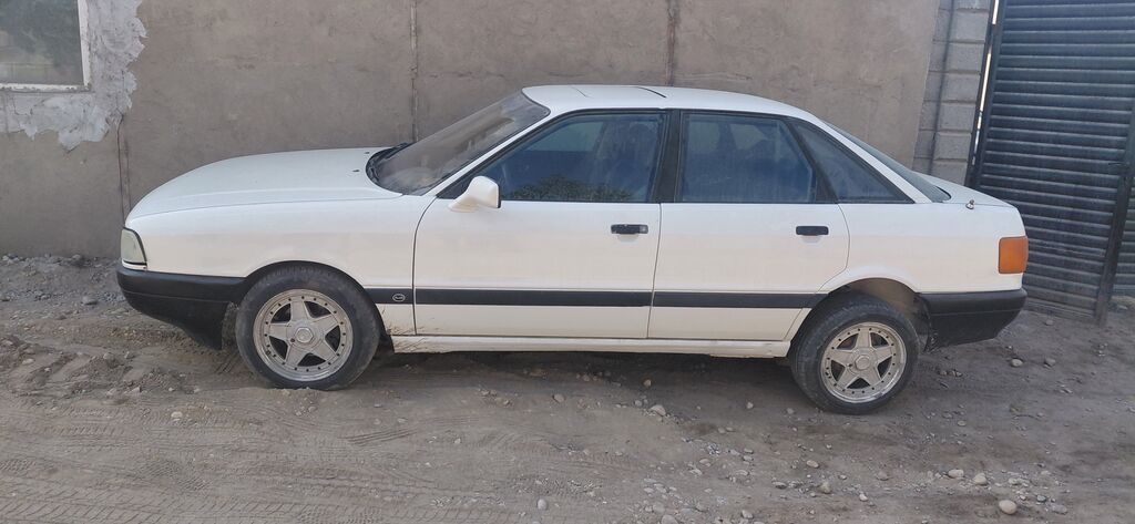 Audi 80: 1987 г., 1.8 л, Механика, Бензин, Седан: фото 3