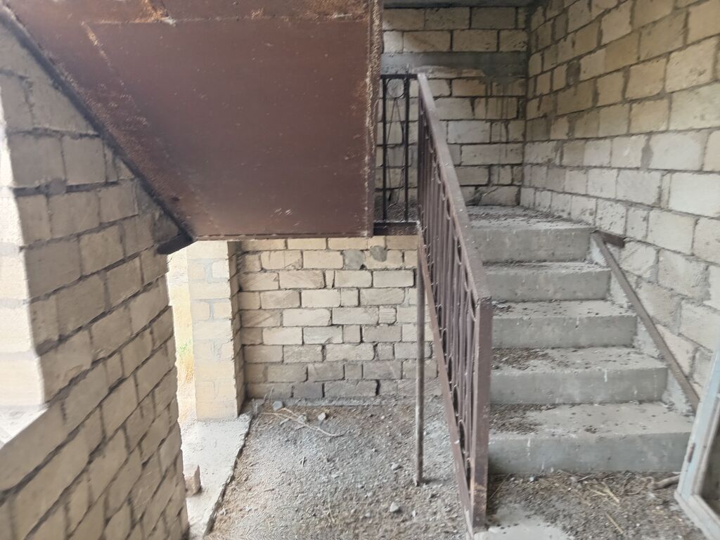 Satışa təqdim olunur: iki mərtəbəli, böyük ölçülü daş tikili. 30 sot