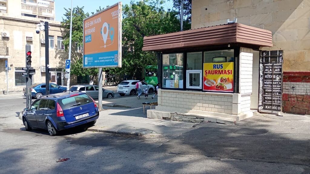 Küçə küncündə yerləşən, vitrinli, üçtərəfli şüşələrlə işıqlı köşk