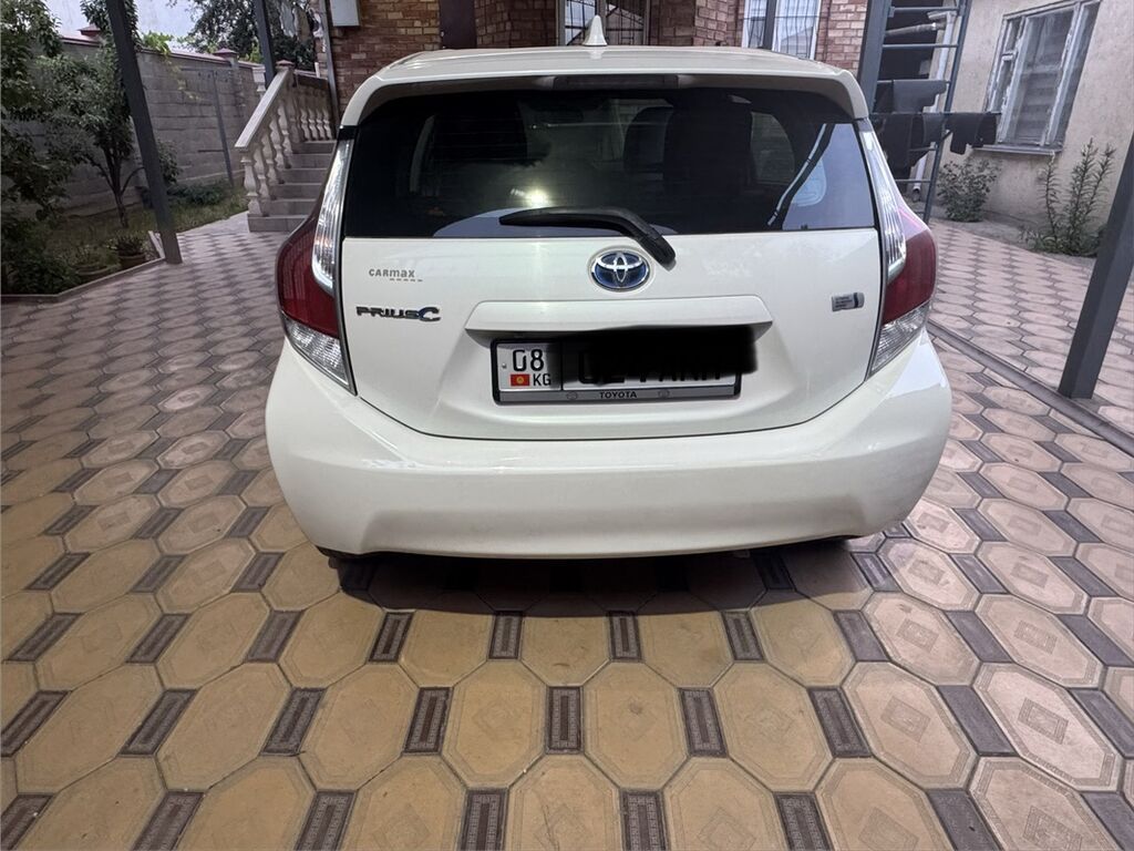 Toyota Prius C: 2016 г., 1.5 л, Автомат, Гибрид, Хэтчбэк: фото 3