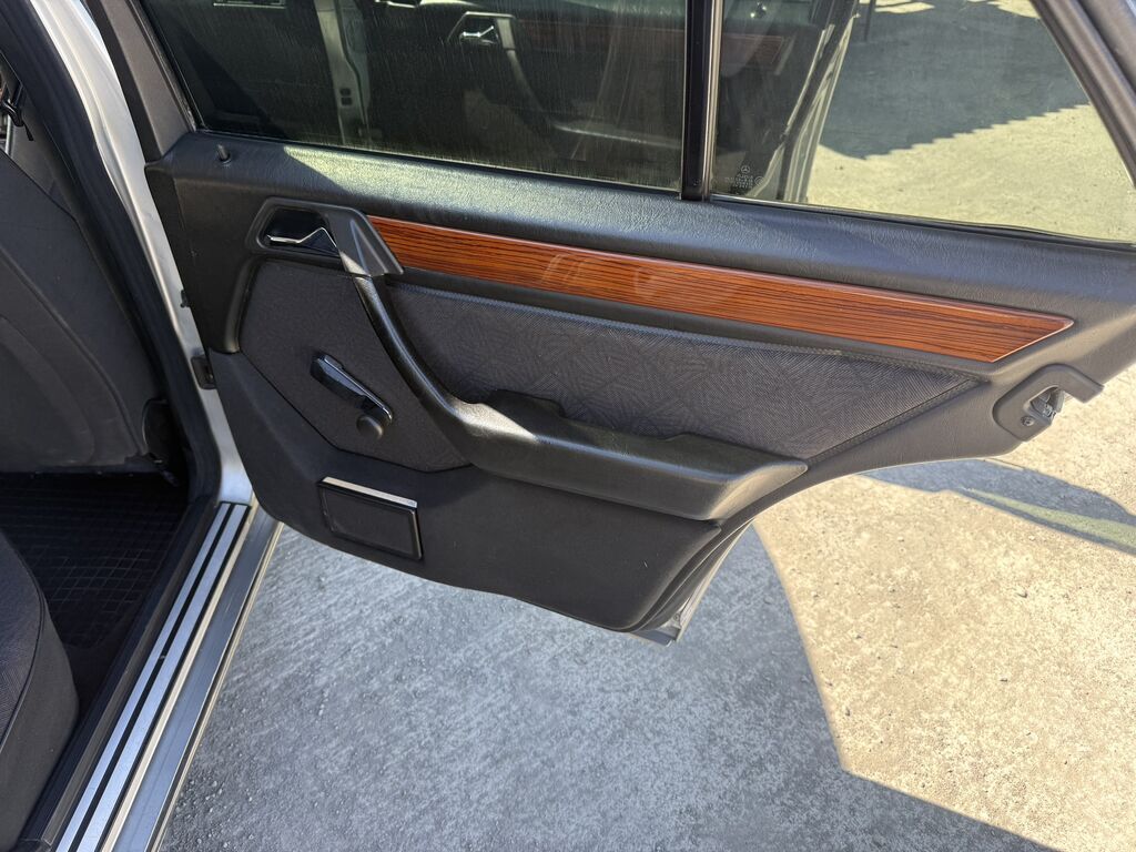 Mercedes-Benz W124: 1995 г., 2.2 л, Механика, Седан: фото 6