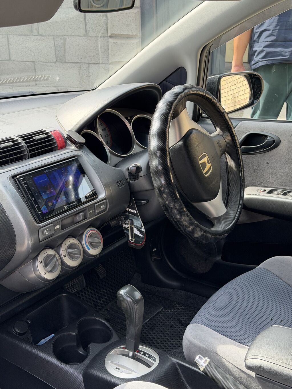 Honda Fit: 2005 г., 1.3 л, Автомат, Бензин, Хэтчбэк: фото 2