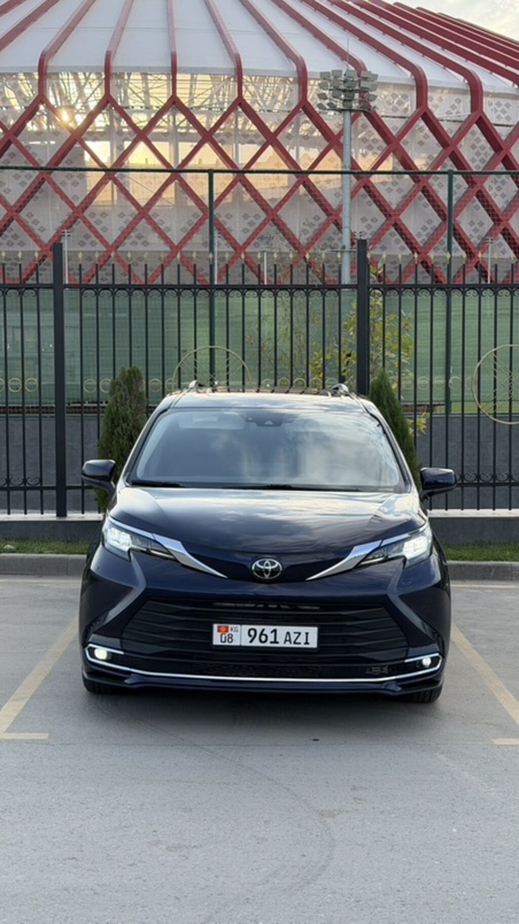 Toyota Sienna: 2023 г., 2.5 л, Вариатор, Гибрид, Минивэн: фото 2