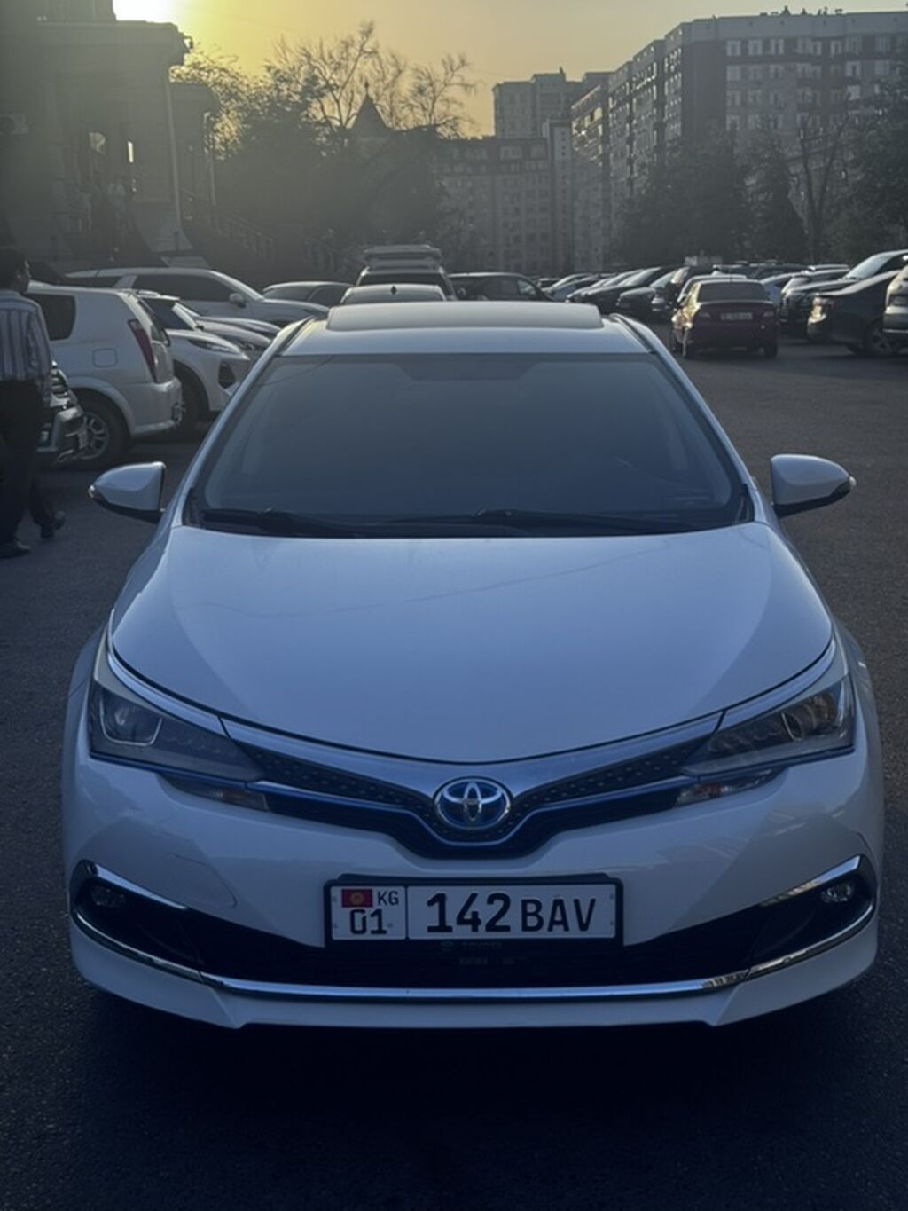Toyota Corolla: 2019 г., 1.8 л, Вариатор, Гибрид, Седан: фото 1