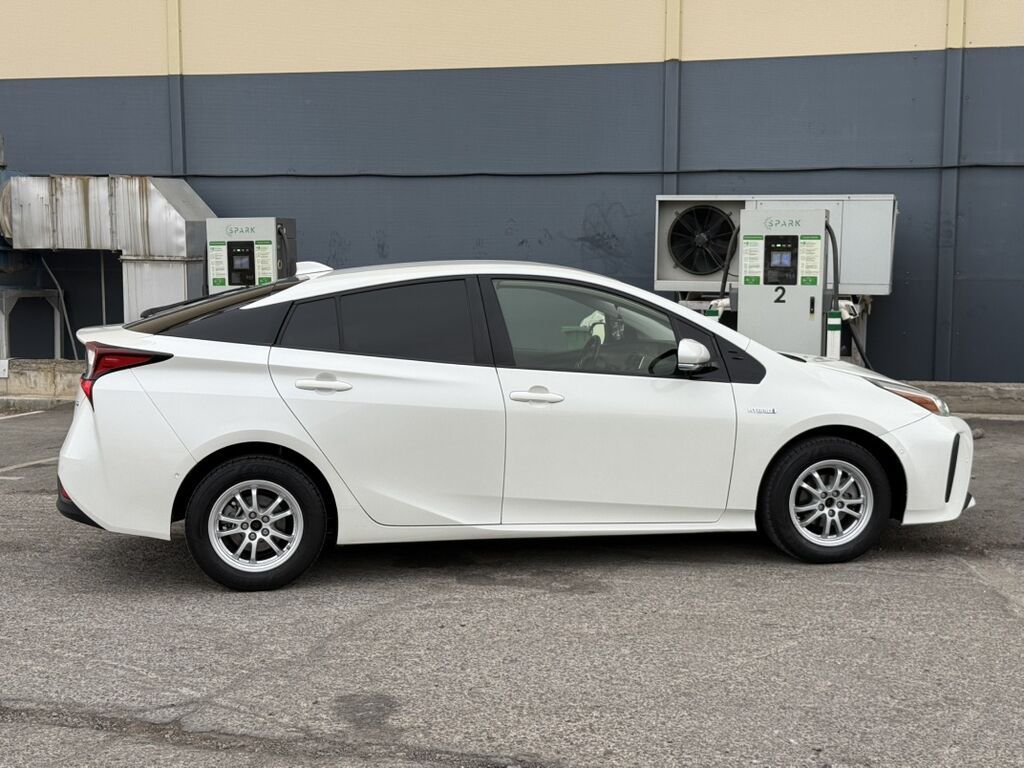 Toyota Prius: 2020 г., 1.8 л, Вариатор, Гибрид, Хэтчбэк: фото 4