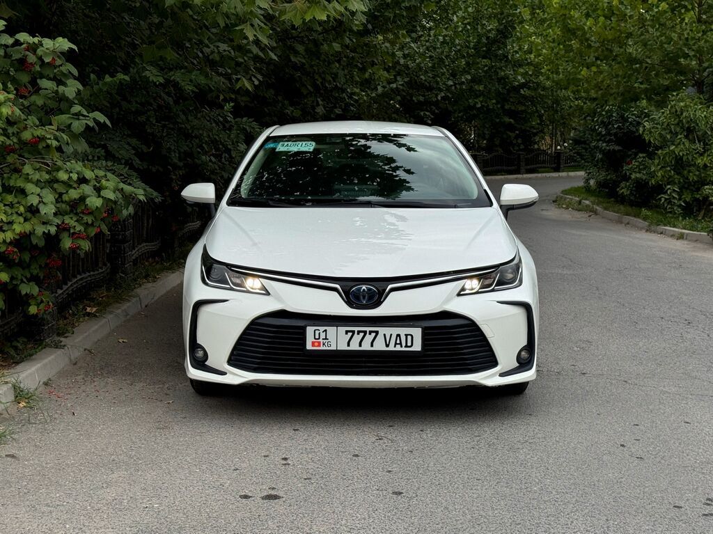 Toyota Corolla: 2021 г., 1.8 л, Вариатор, Гибрид, Седан: фото 1