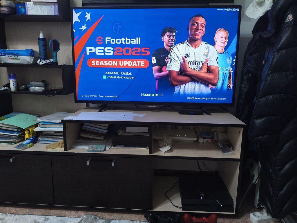 Игровая приставка Sony PlayStation 4 с установленной футбольной игрой: фото 2