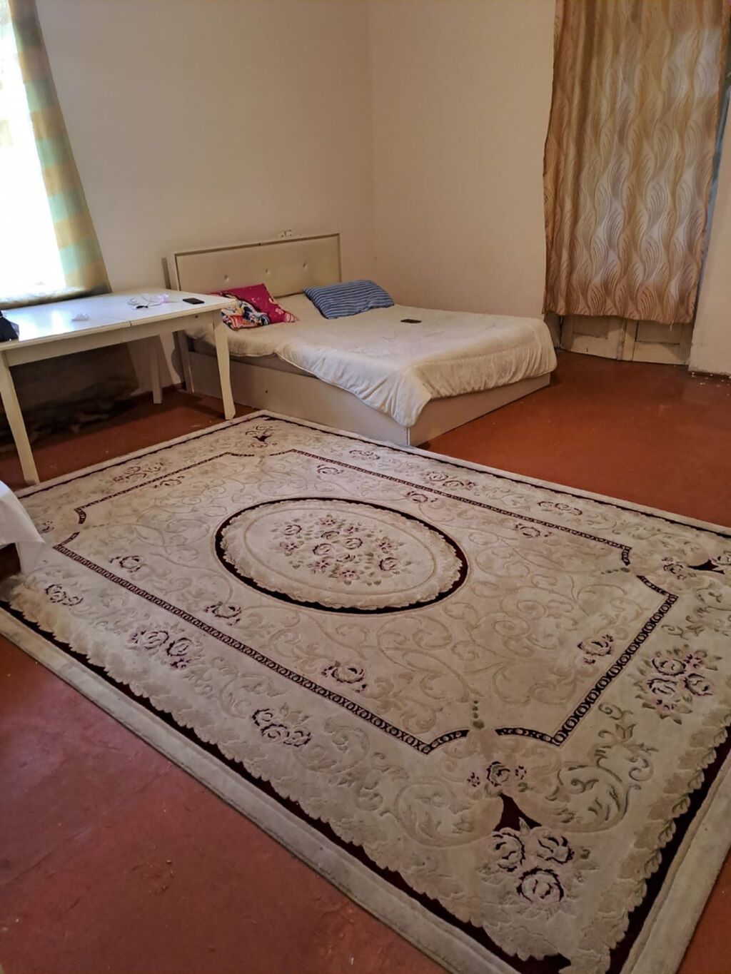 Kirayə verilir: sadə, işıqlı mənzil otaqları - Plan: 2otaqdan ibarət
