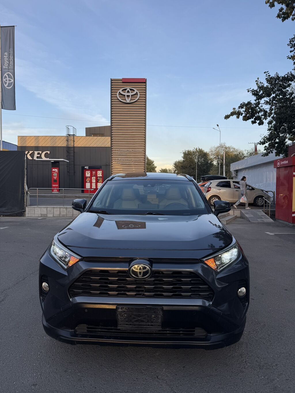 Toyota RAV4: 2019 г., 2.5 л, Автомат, Бензин, Кроссовер: фото 4