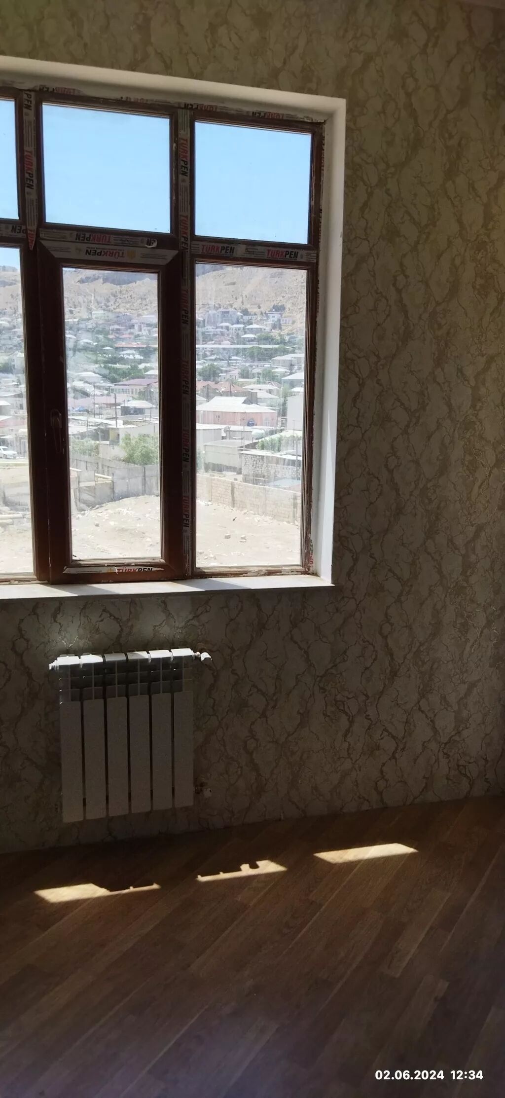 Mənzil otağı – işıqlı və rahat planlama - Geniş pəncərəli otaq, şəhər