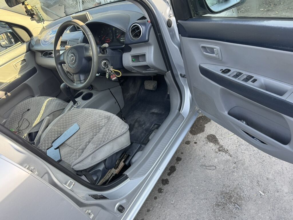 Mazda Verisa: 2004 г., 1.3 л, Автомат, Бензин, Хэтчбэк: фото 2