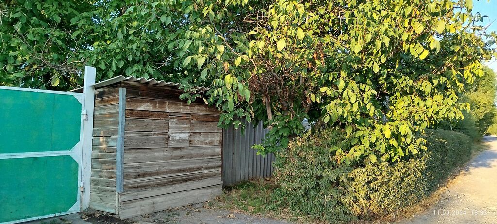 Продаётся дом - Участок ровный, огорожен по периметру. - Просторный: фото 2