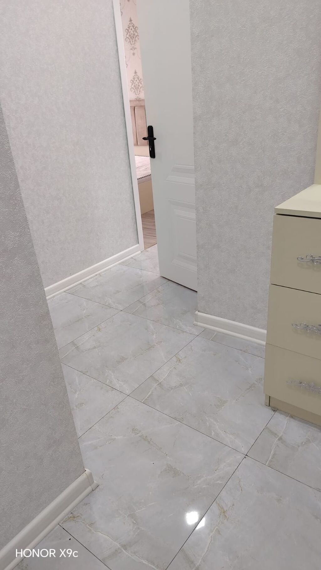 Mənzil tam təmirlidir. suyu qazı işığı daimidir. 2 lifti və 1 açıq