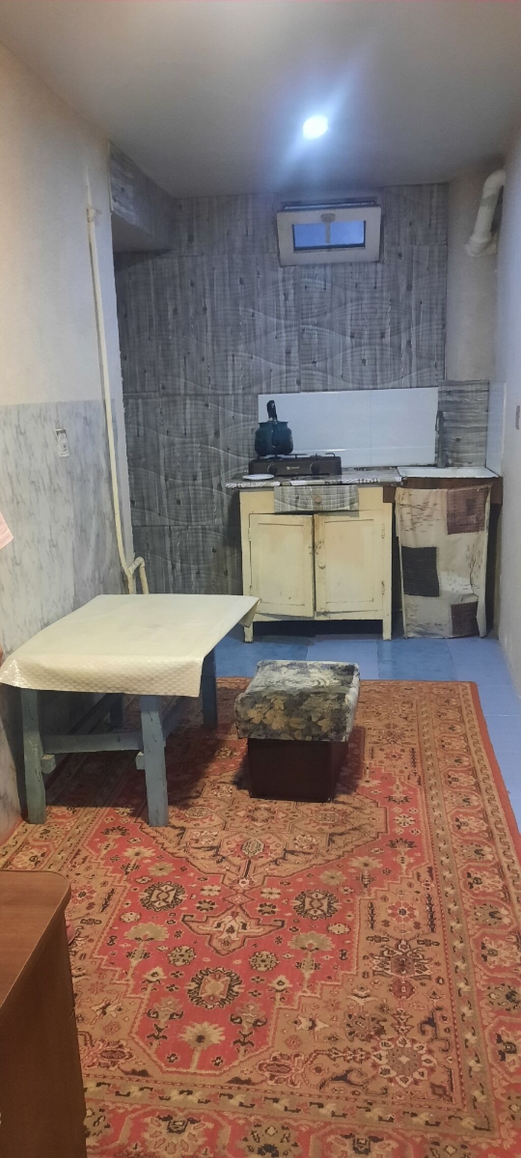 - Açıq mətbəx küncü: iki gözlü qaz plitəsi, tezgah, lavabo, üstü