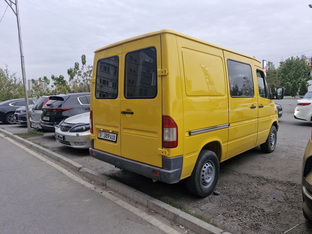 Mercedes-Benz Sprinter 2002 коротыш, грузопассажир ярко-жёлтого цвета: фото 4