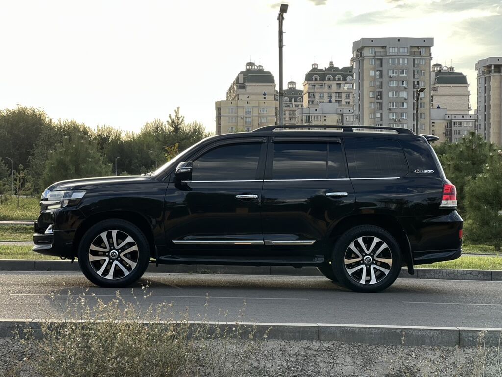 Toyota Land Cruiser: 2017 г., 4.7 л, Автомат, Бензин, Внедорожник: фото 2