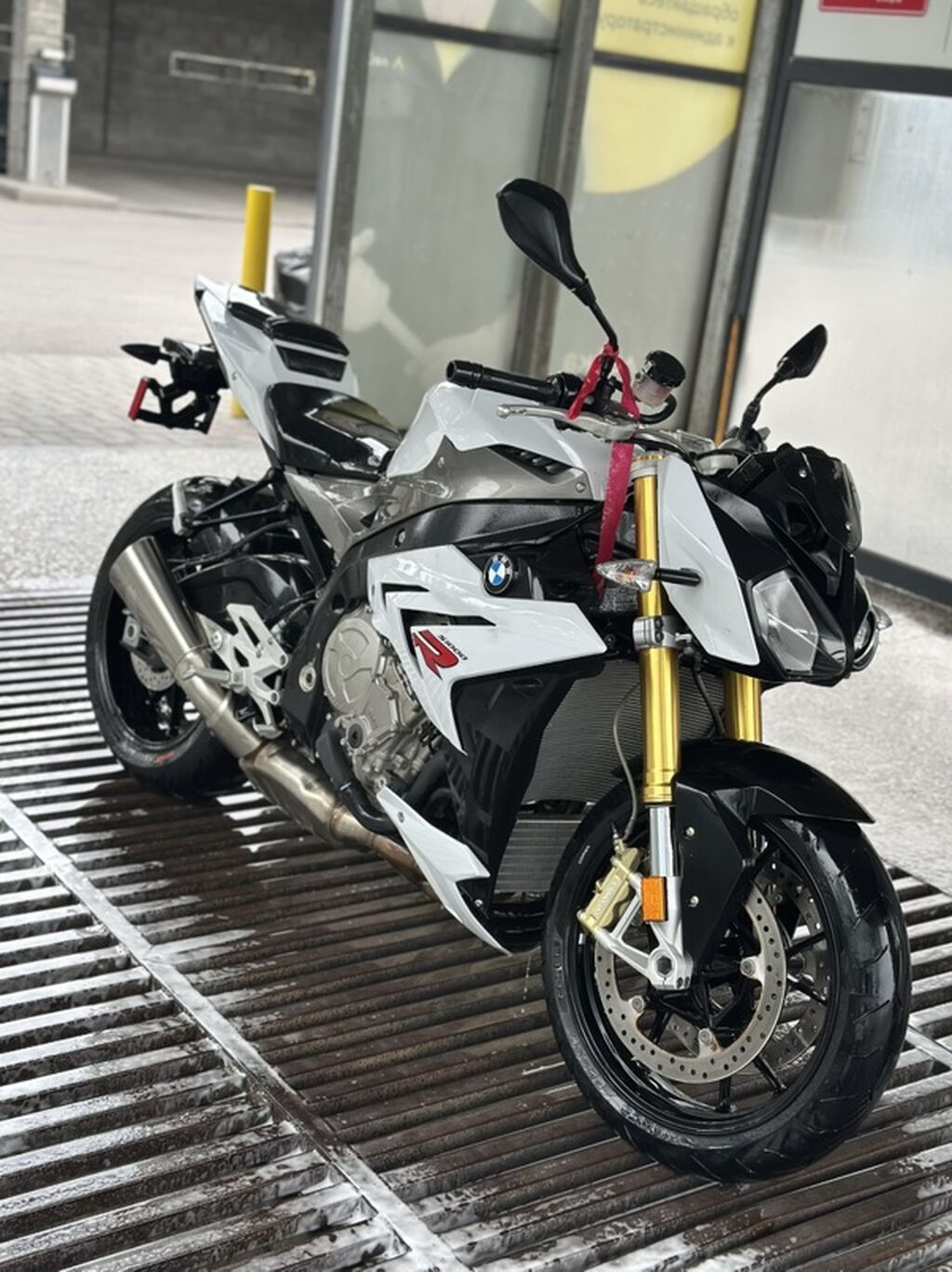 BMW S1000R — мощный дорожный нейкед с характером спортбайка. Основные: фото 4