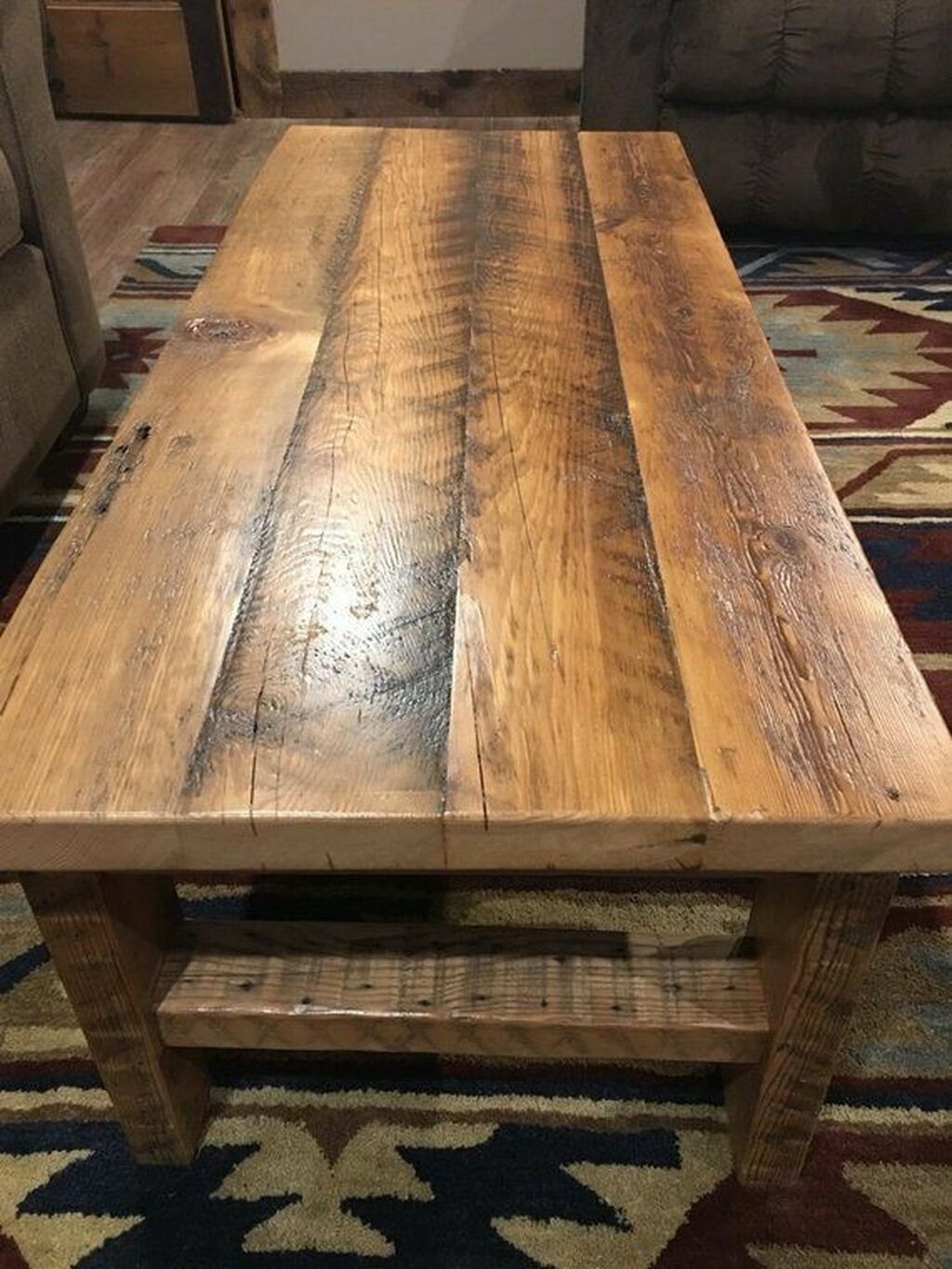 Деревянный стол из досок