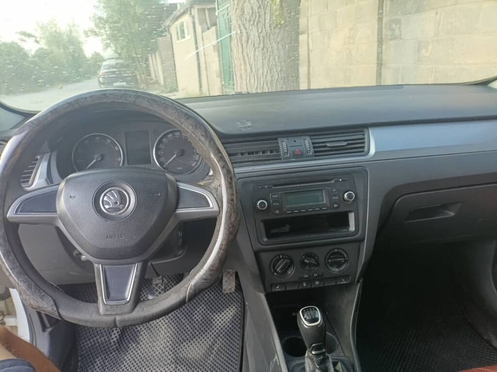 Skoda Rapid: 2014 г., 1.6 л, Механика, Бензин, Седан — фото 7