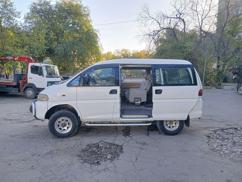 Mitsubishi Space Gear: 1996 г., 2.8 л, Автомат, Дизель, Минивэн: фото 3