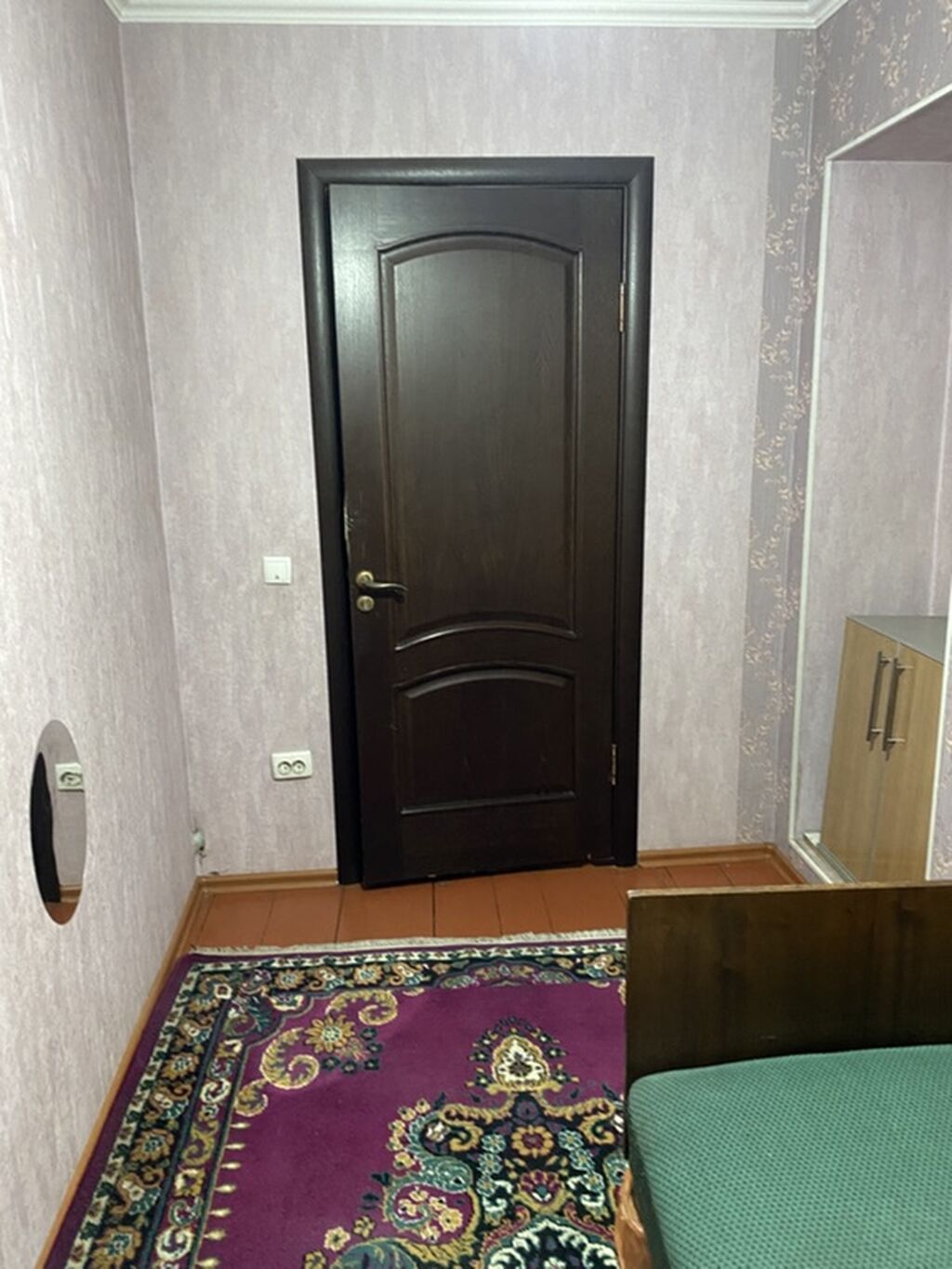 Комната небольшого формата, узкая, с одним окном и радиатором: фото 2