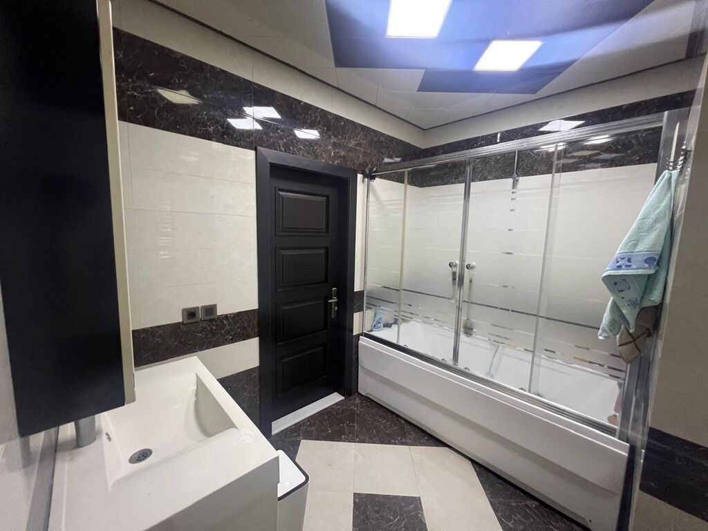 Bakı, Yasamal, 3 otaqlı, Köhnə tikili, m. İnşaatçılar, 136 kv. m