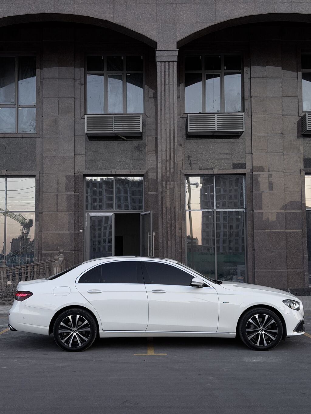 Mercedes-Benz E-Class: 2021 г., 2 л, Автомат, Электромобиль, Седан: фото 8