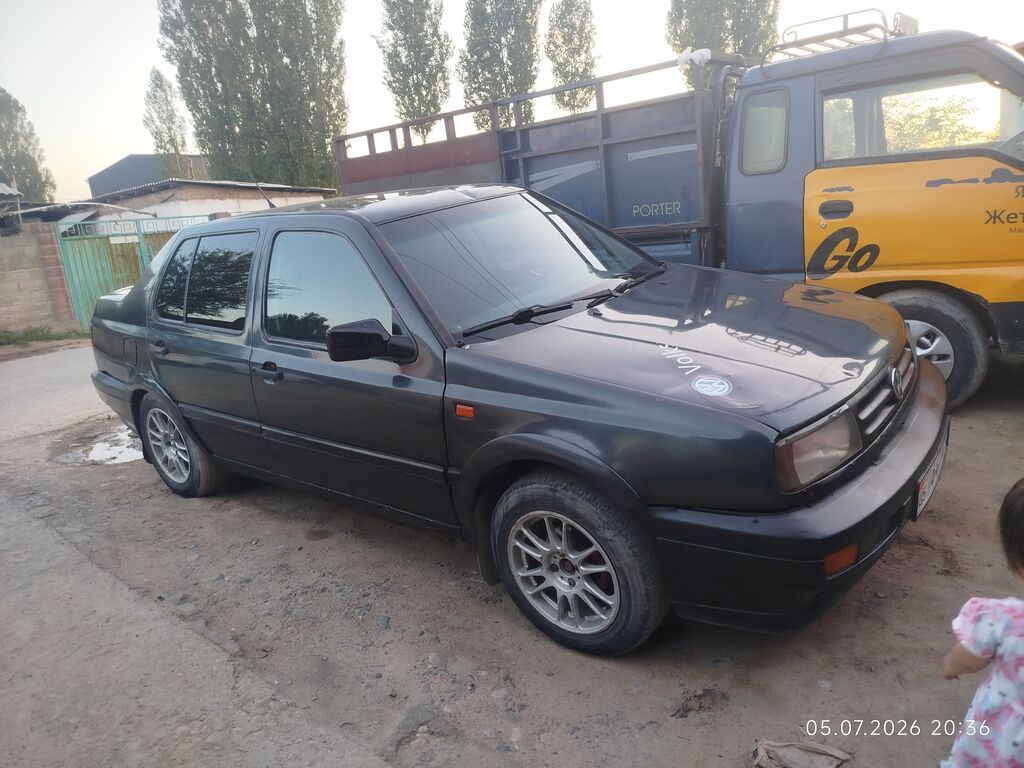 Volkswagen Vento: 1992 г., 2 л, Механика, Бензин, Седан: фото 4