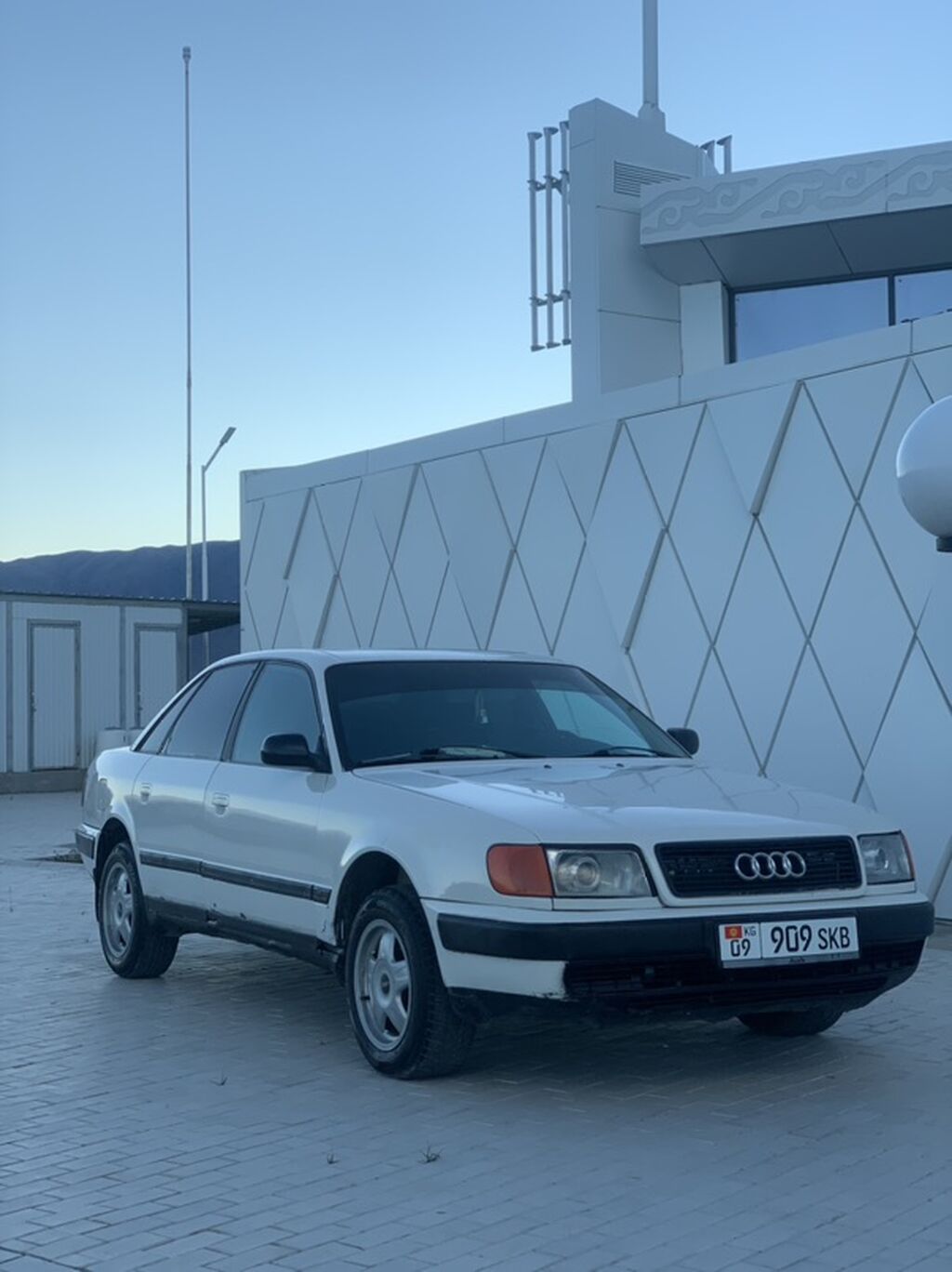 Audi 100: 1991 г., 2 л, Механика, Бензин, Седан: фото 2
