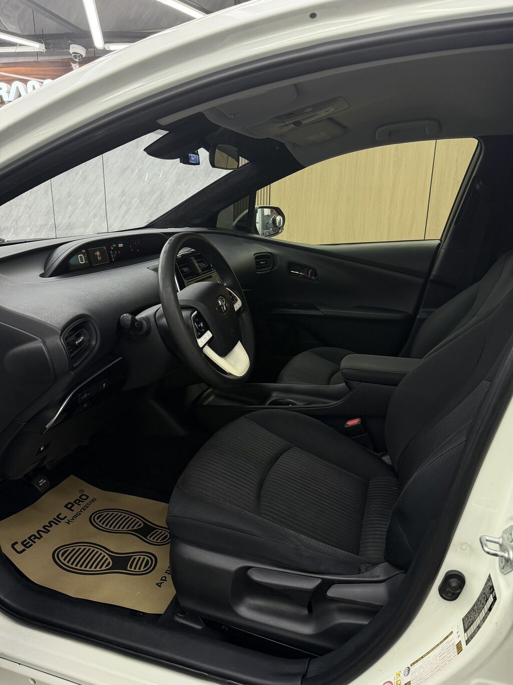 Toyota Prius: 2017 г., 1.8 л, Вариатор, Гибрид, Хэтчбэк: фото 3