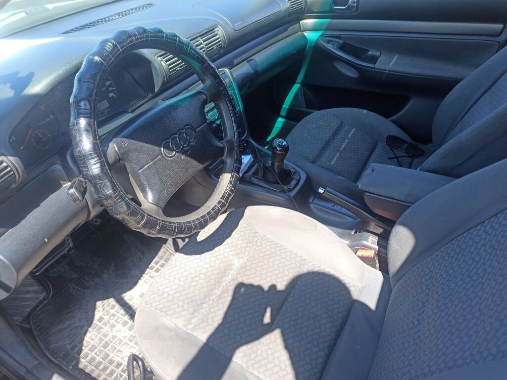 Audi A4: 1996 г., 1.6 л, Механика, Бензин, Седан: фото 2