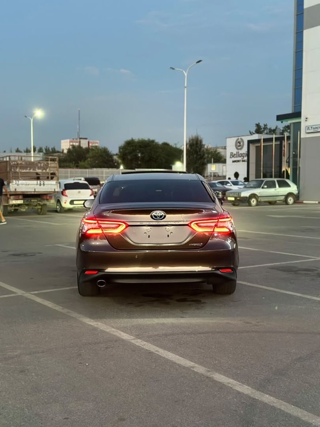 Toyota Camry: 2022 г., 2.5 л, Вариатор, Гибрид, Седан: фото 4