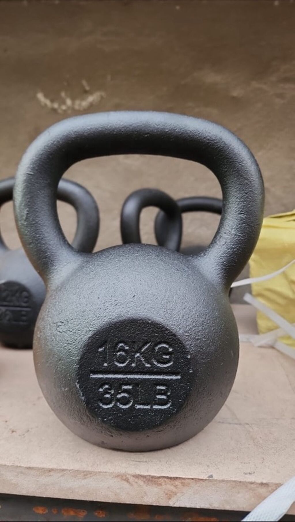 Чугунная гиря 16 кг (35 lb) - Вес: 16 кг (дублирующая маркировка 35