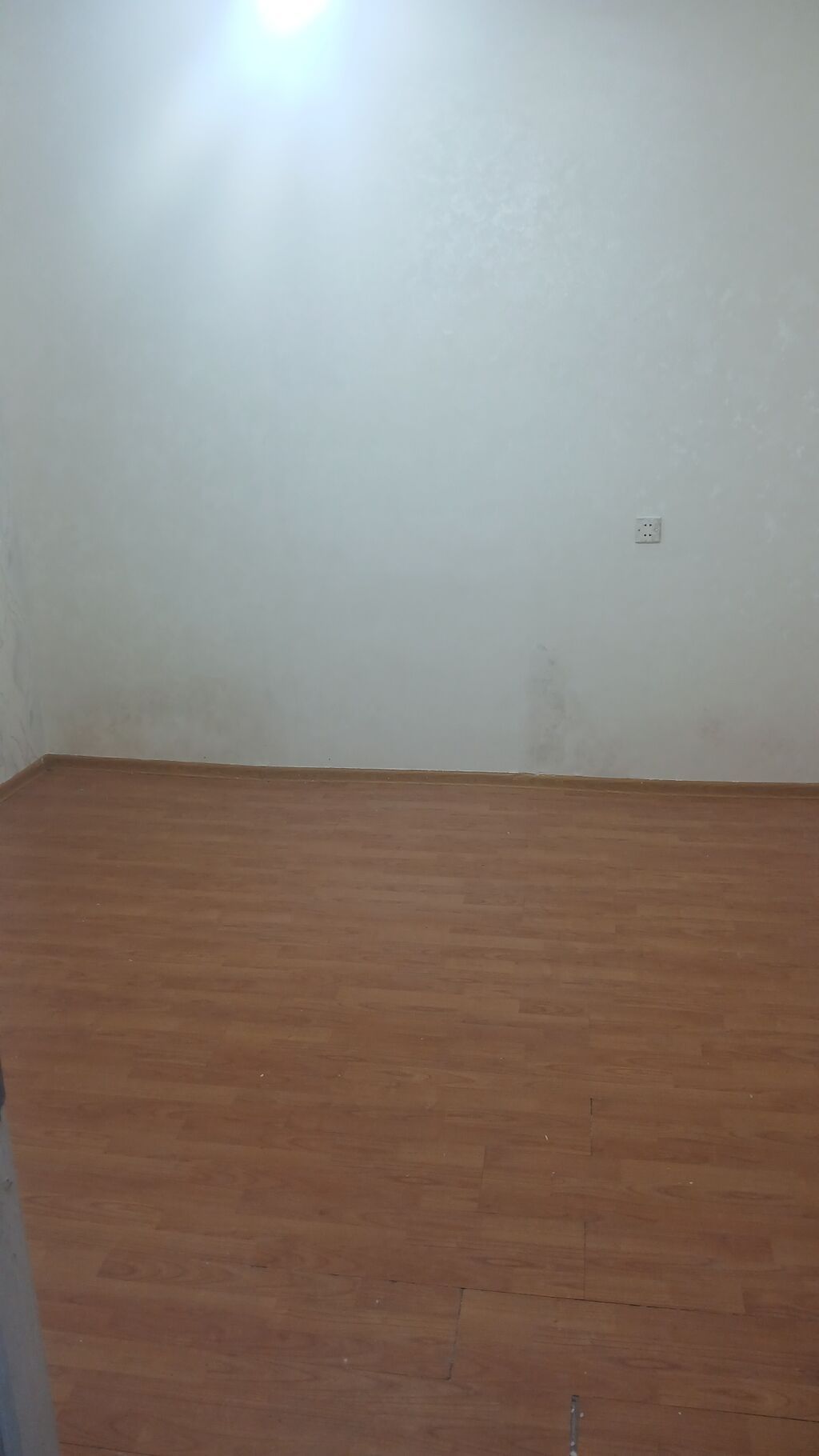 Salam ev bilecerde duz sev al marketin yanind yerlesir 1 otaq kuxna