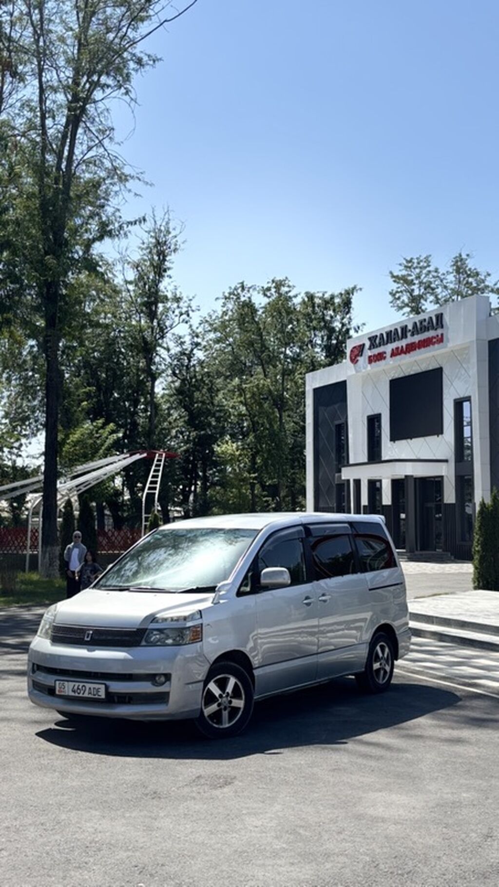 Toyota Voxy: 2005 г., 2 л, Вариатор, Бензин, Минивэн: фото 2