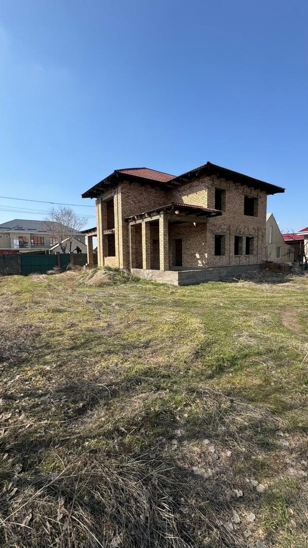 Кирпичный дом на стадии строительства, расположенный на участке земли: фото 4
