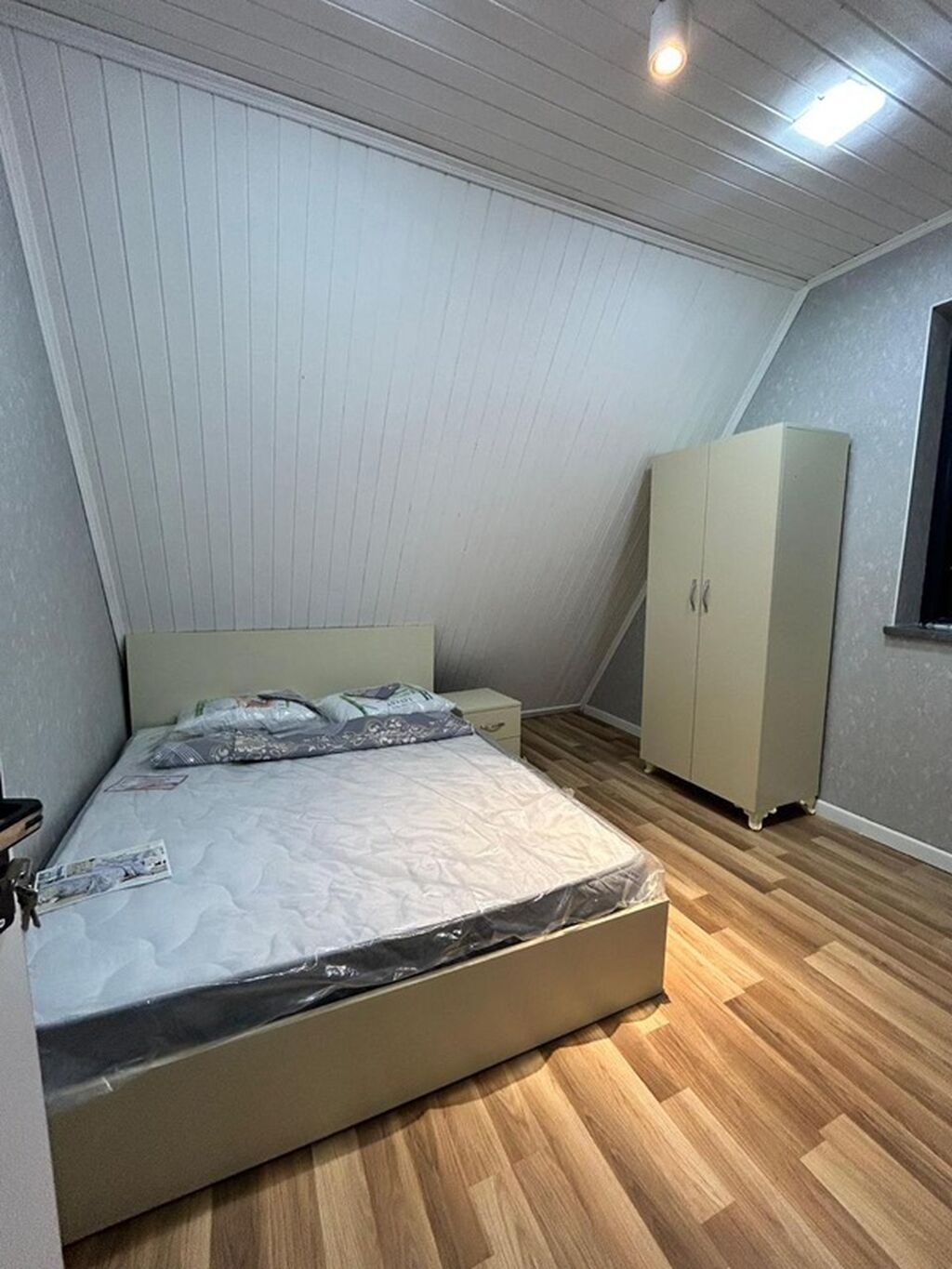Kirayə üçün tam mebelli ev/interyer - Plan: geniş zal və mətbəx birgə