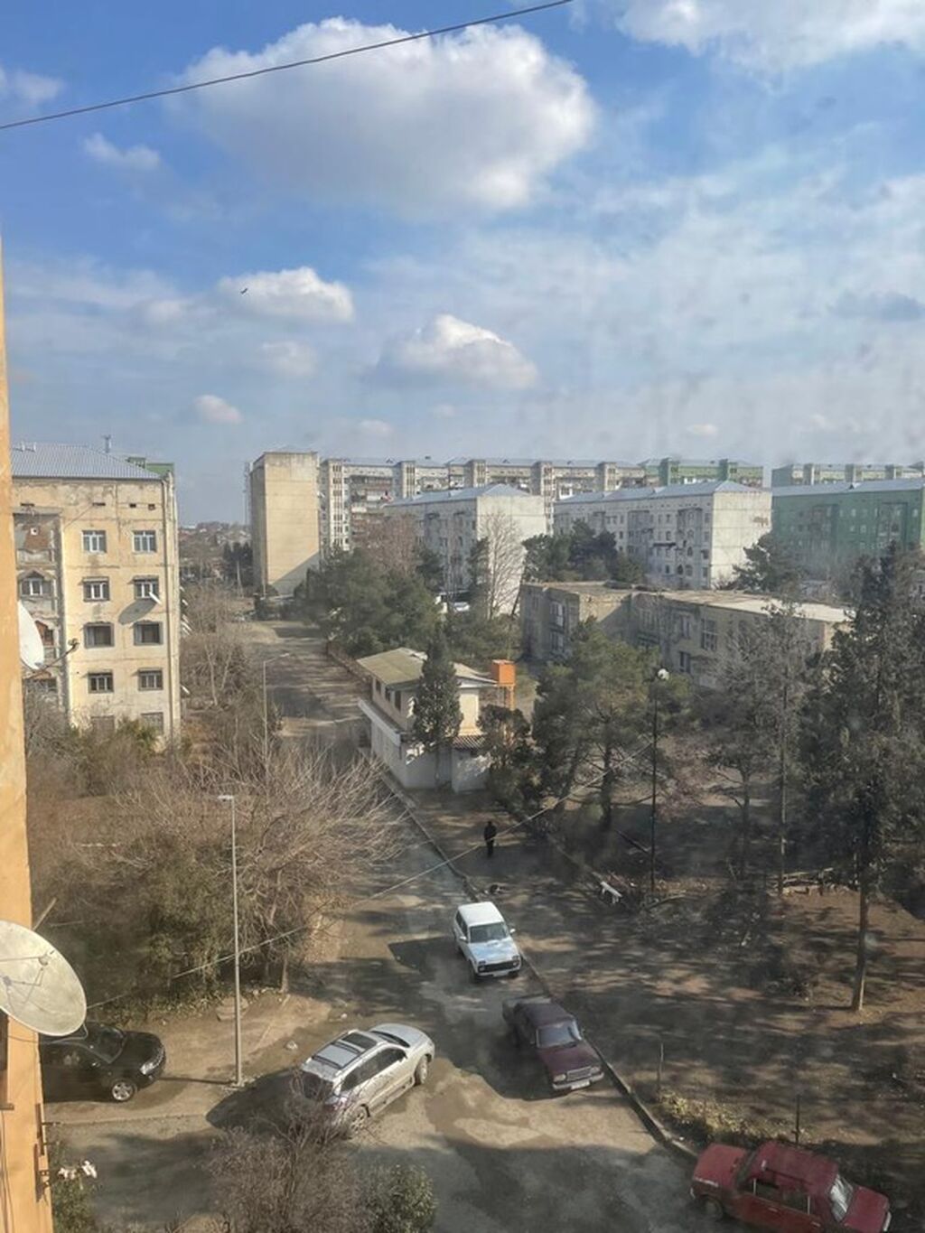 Kirayə üçün otaq - Geniş və işıqlı otaqlar: Böyük pəncərələr gün boyu