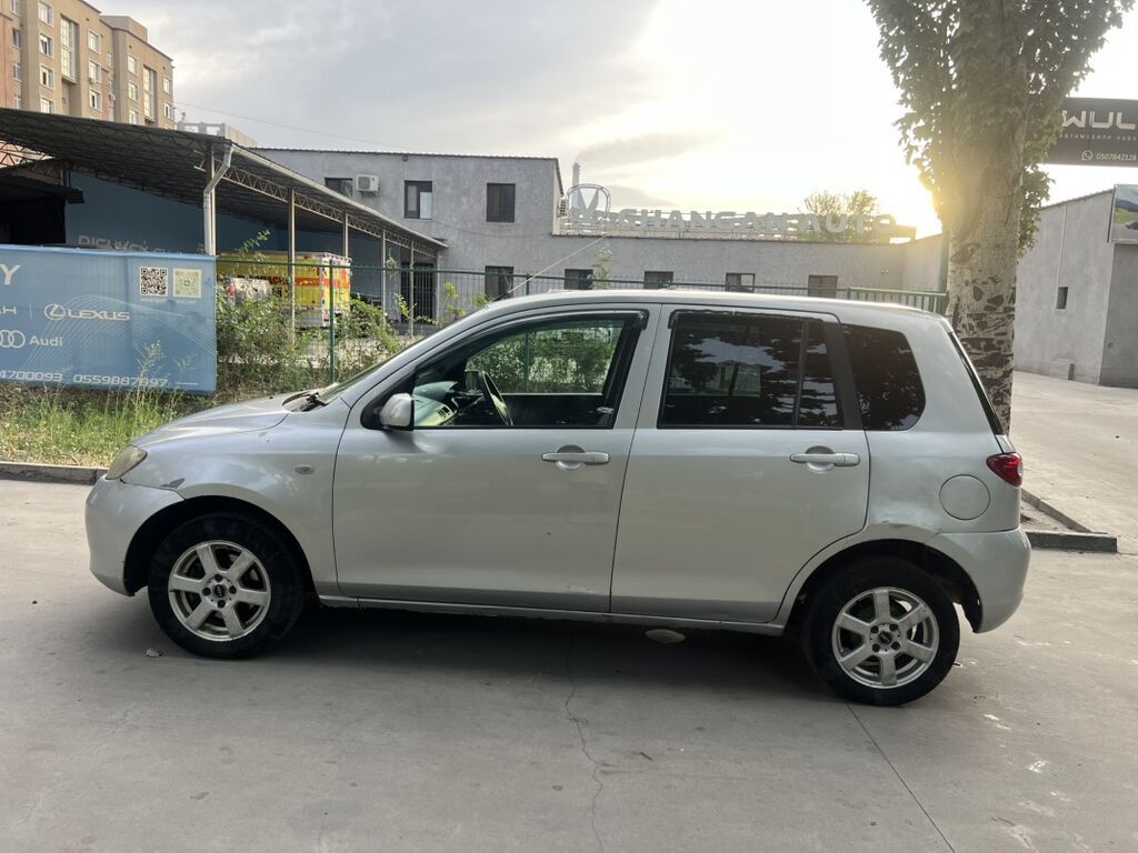 Mazda Demio: 2004 г., 1.3 л, Автомат, Бензин, Хэтчбэк: фото 5