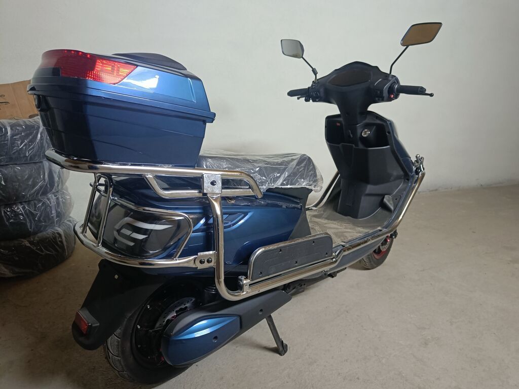 Продаю электроскутер Мощность двигателя 2000w. Максимальный скорость: фото 5