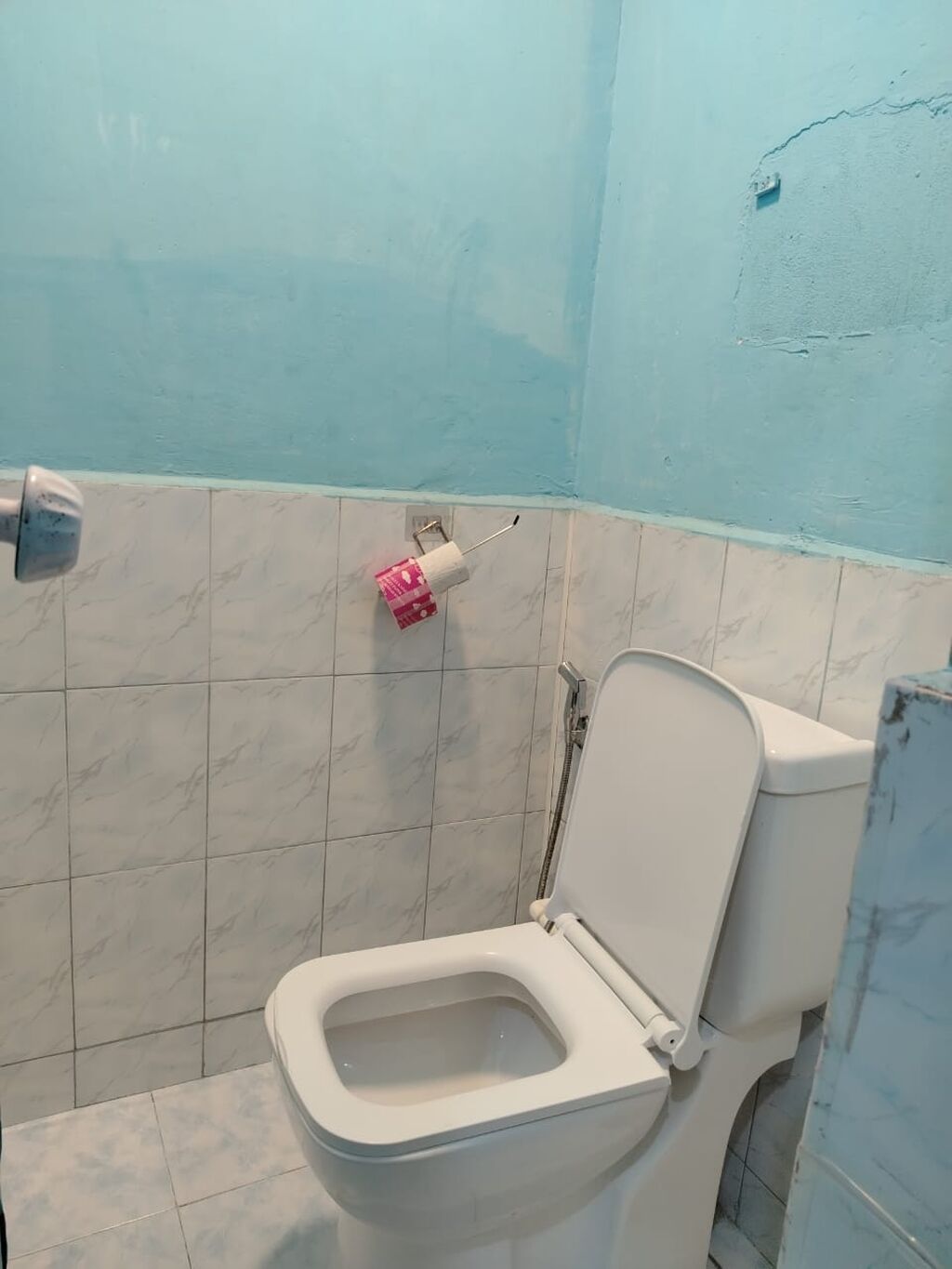 Yataqxana binası 3mertebenin 1ci mərtəbəsi qapı həyətə acilir.3 otaqlı