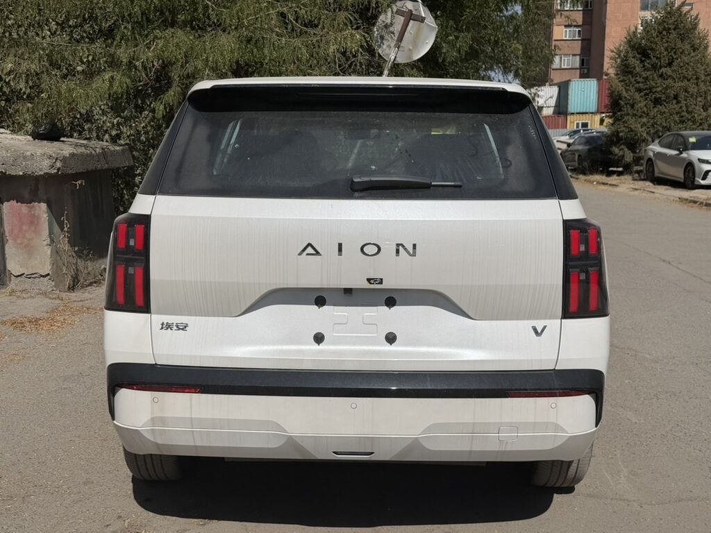 AION V — электрический кроссовер (белый цвет кузова). Кузов и: фото 4