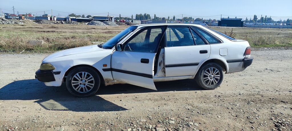 Toyota Carina: 1990 г., 1.6 л, Механика, Бензин, Хэтчбэк: фото 2