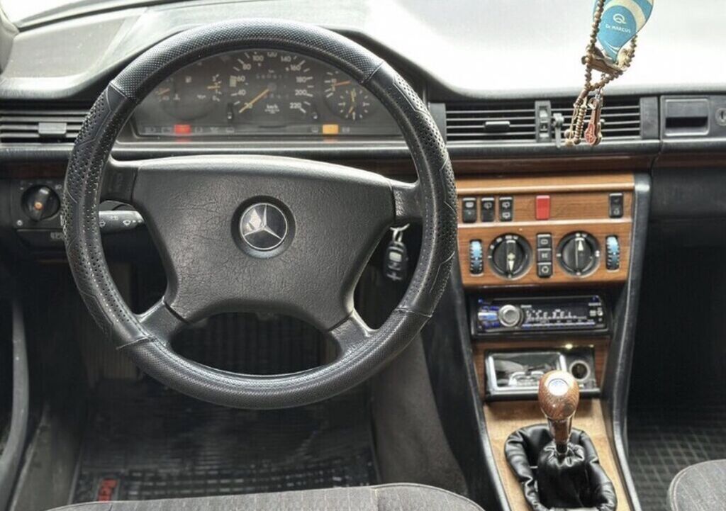 Mercedes-Benz W124: 1993 г., 2.3 л, Механика, Бензин, Универсал: фото 7