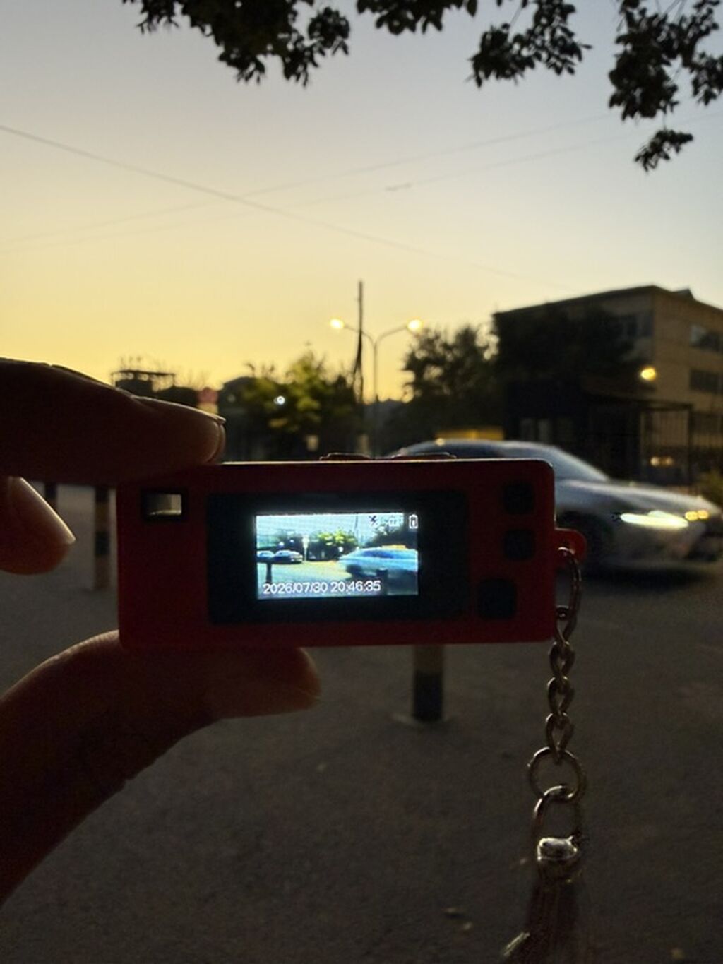 Мини-камера-брелок Thumb Camera (красная) - Ультракомпактная камера в: фото 4